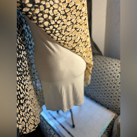 “One-shoulder dress with a golden and black abstract print. Lightweight, flowy, - Picture 6 of 6